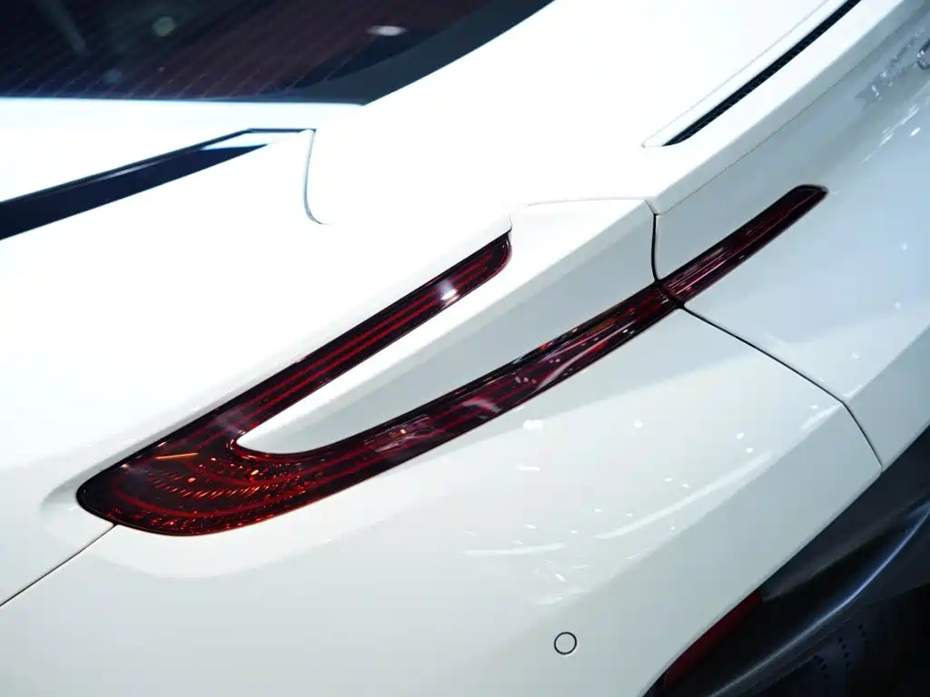 Aston Martin DB11 — миниатюра 18