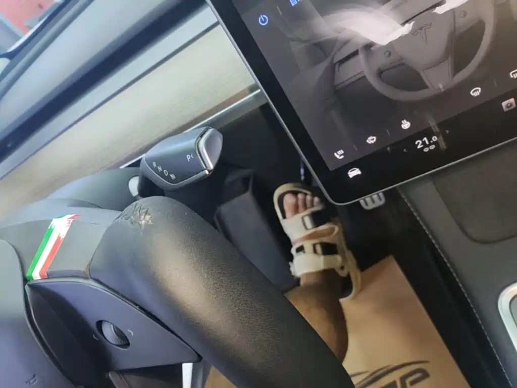 Tesla Model Y — миниатюра 14