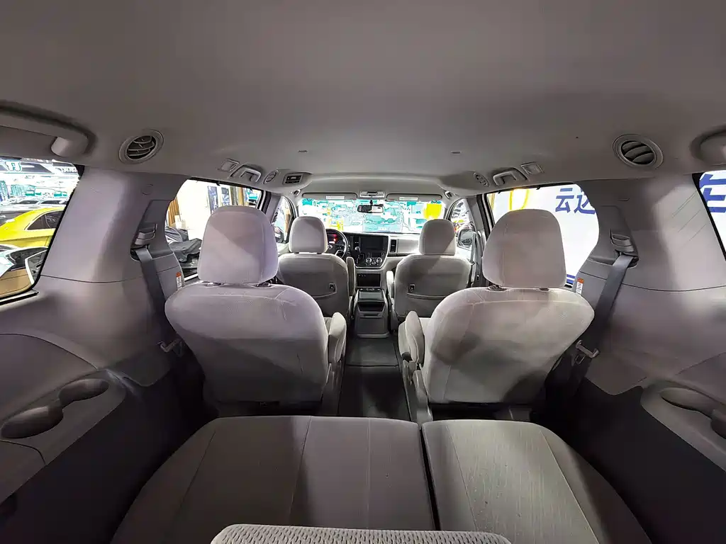 Toyota Sienna — миниатюра 10