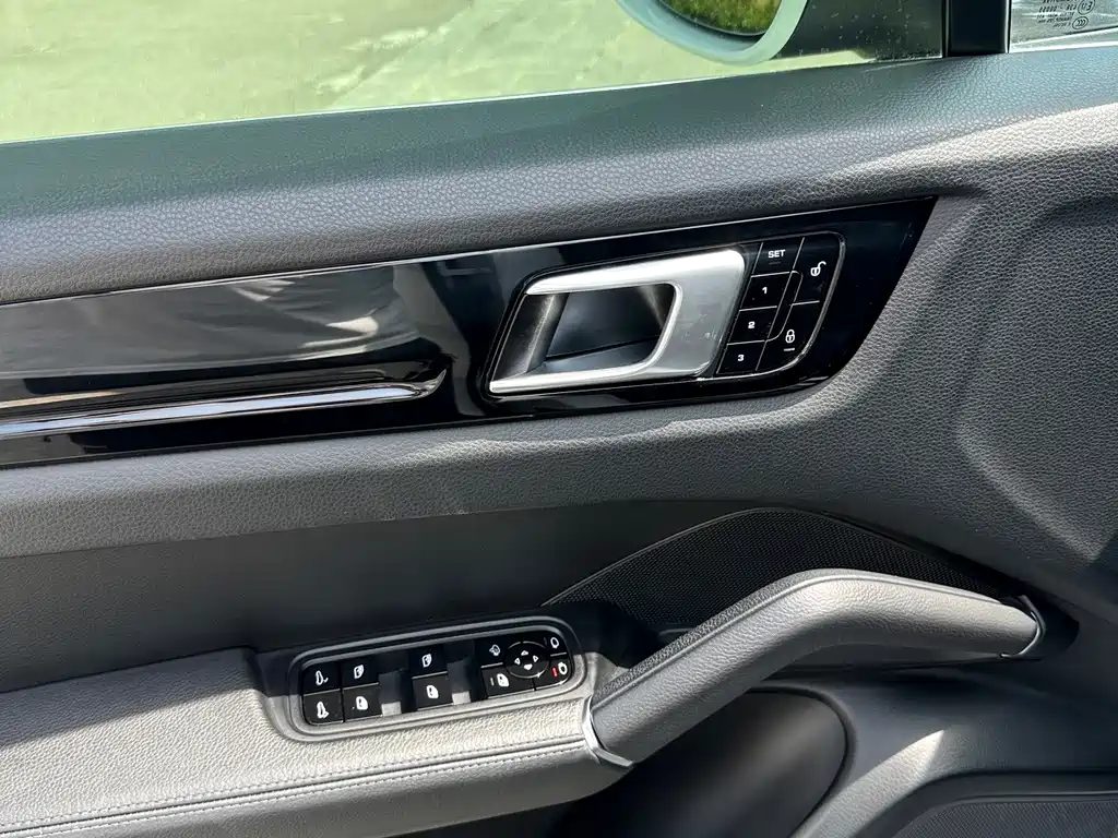 Porsche Cayenne — миниатюра 6