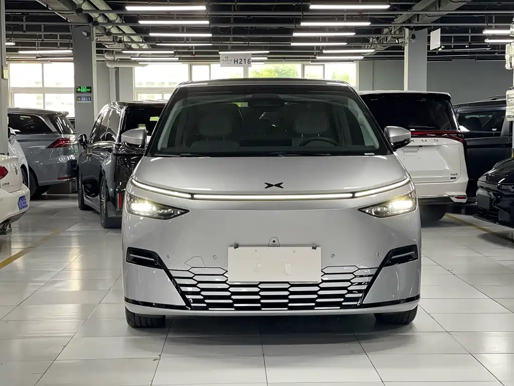 XPeng X9 — миниатюра 2