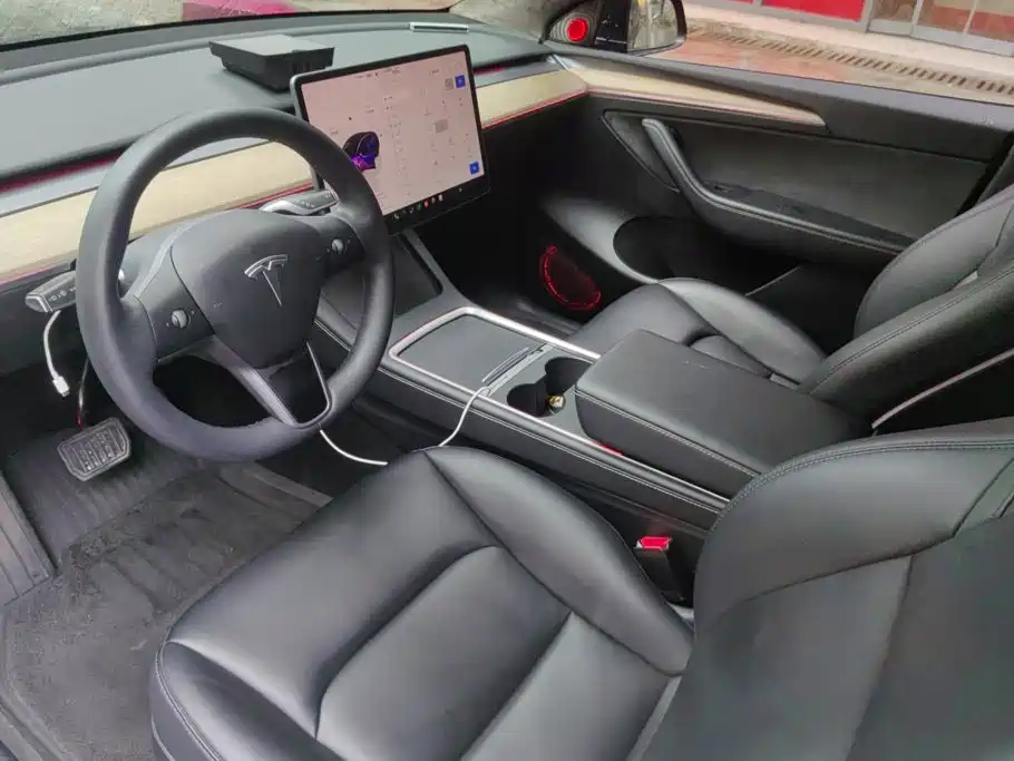 Tesla Model Y — миниатюра 12