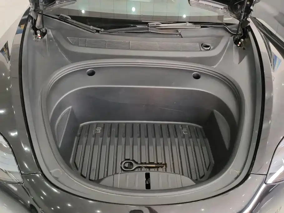 Tesla Model 3 — миниатюра 10