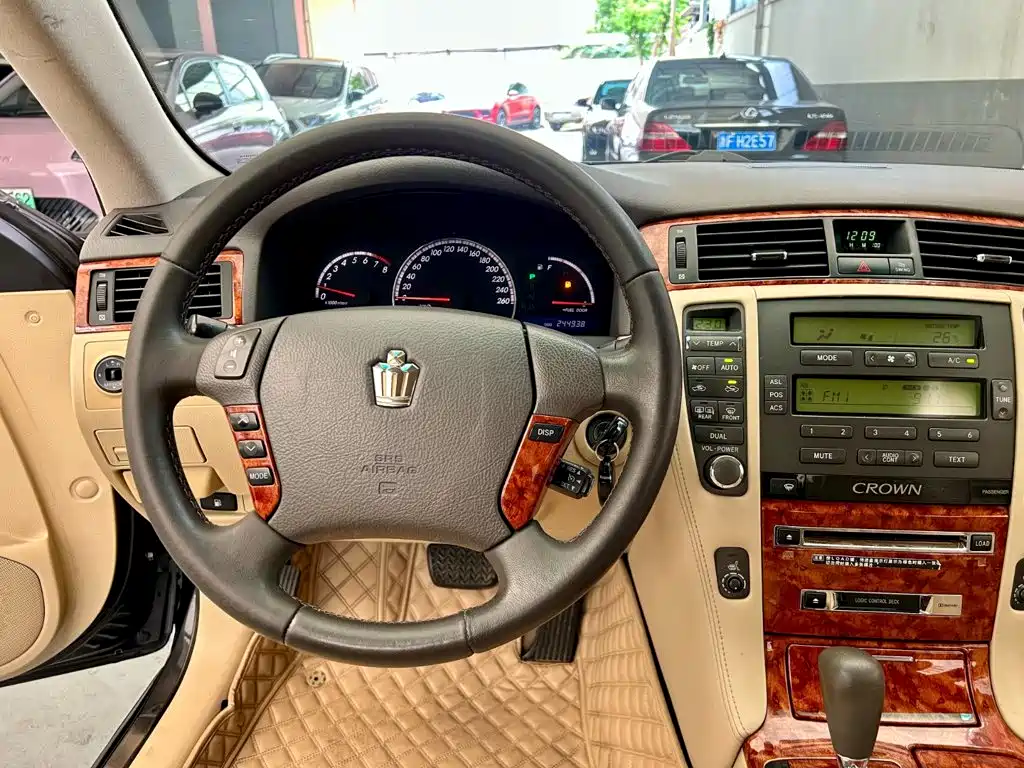 Toyota Crown — миниатюра 12