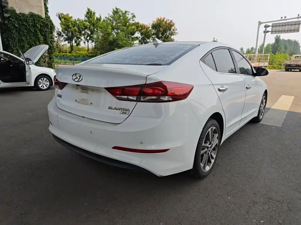 Hyundai Elantra — миниатюра 7