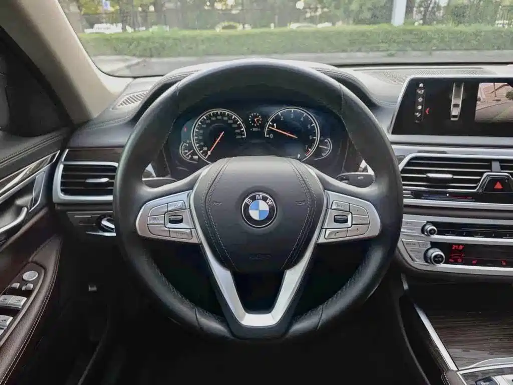 BMW 7 Series — миниатюра 10