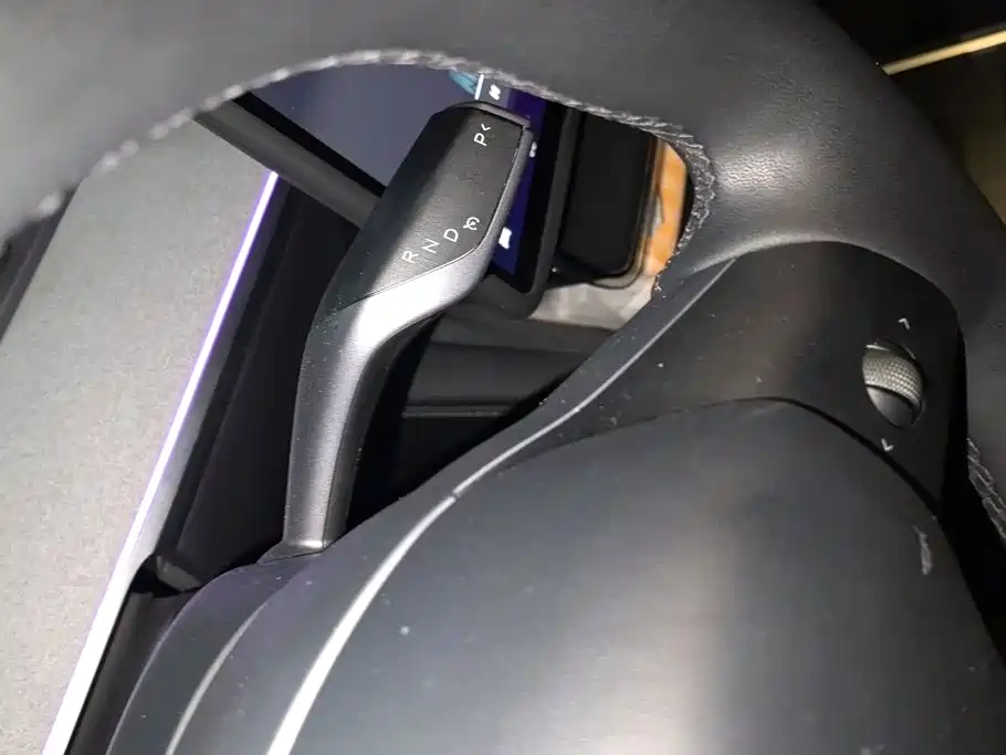 Tesla Model Y — миниатюра 16