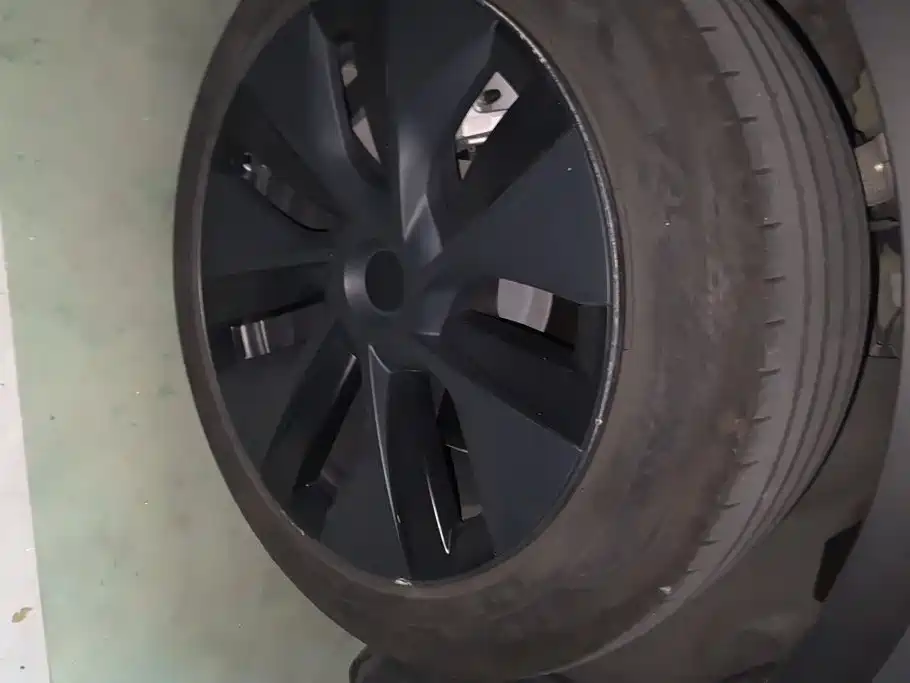 Tesla Model Y — миниатюра 6