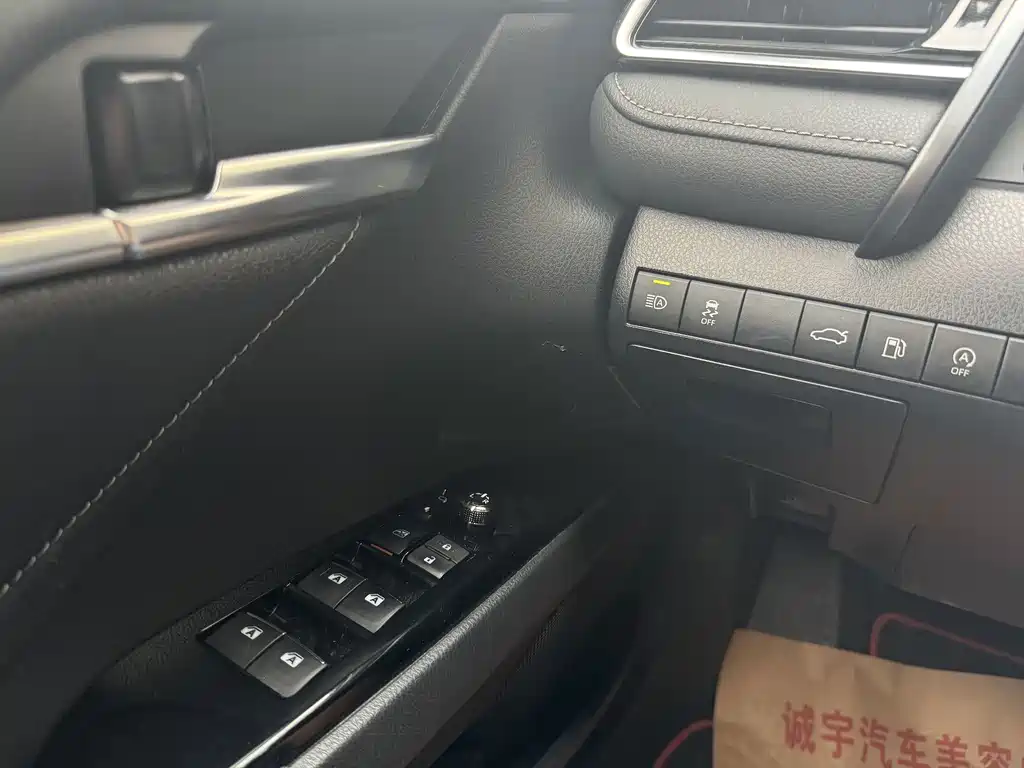 Toyota Camry — миниатюра 18