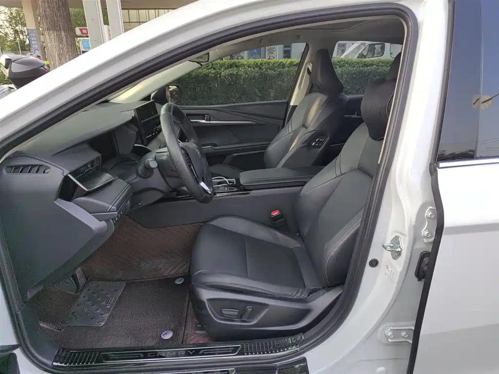 Toyota Camry 2024 2.0HE Elite