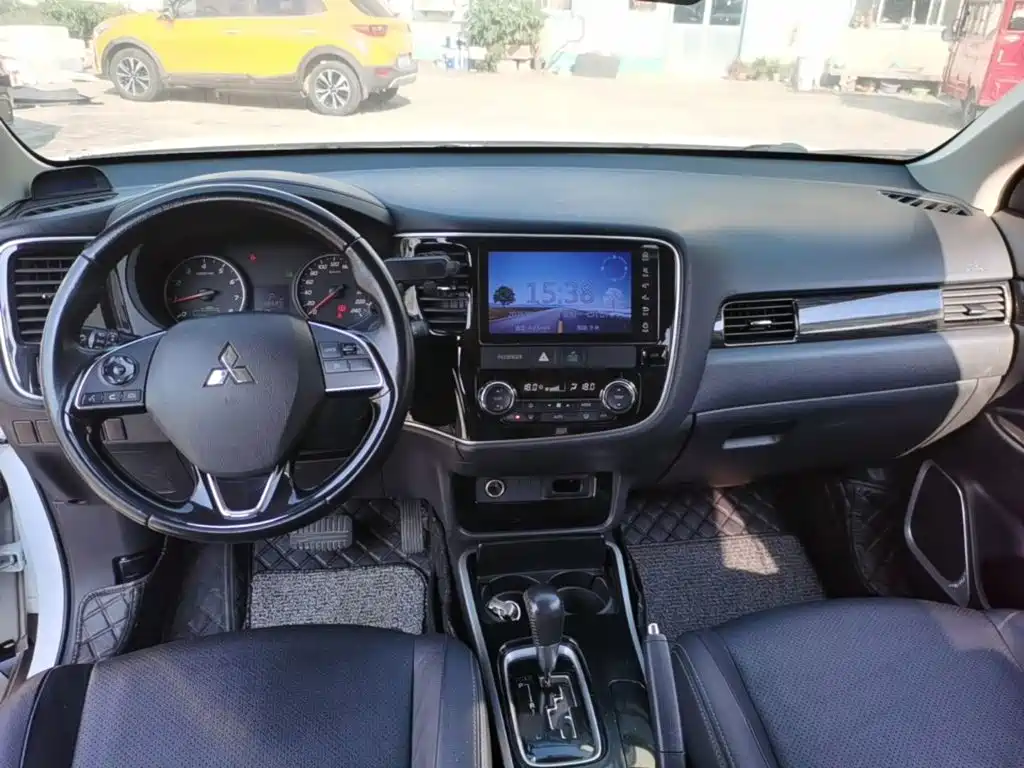 Mitsubishi Outlander — миниатюра 10