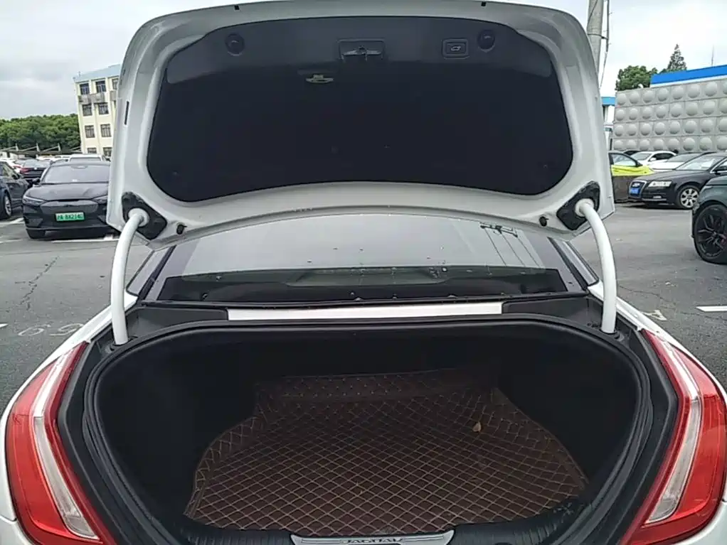 Jaguar XJ — миниатюра 19