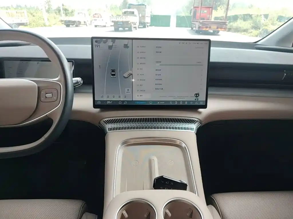 XPeng X9 — миниатюра 13