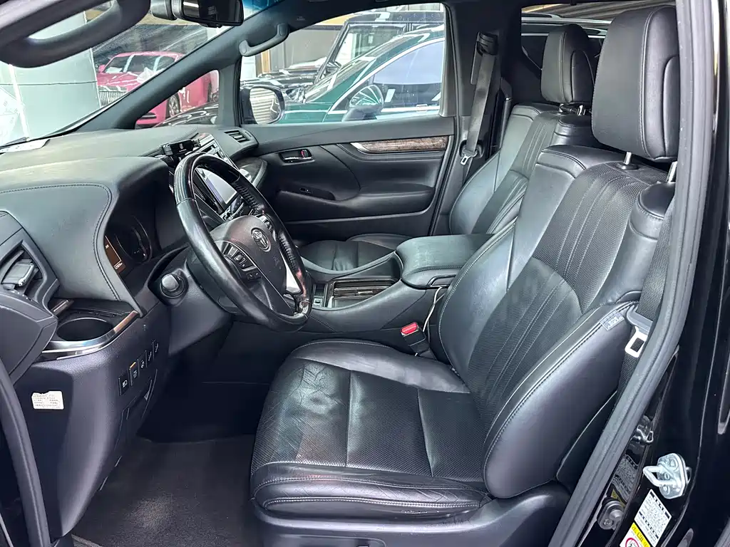 Toyota Alphard — миниатюра 5