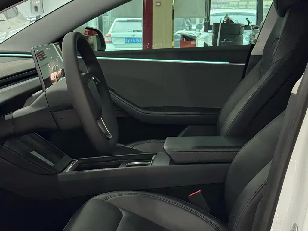 Tesla Model 3 — миниатюра 5