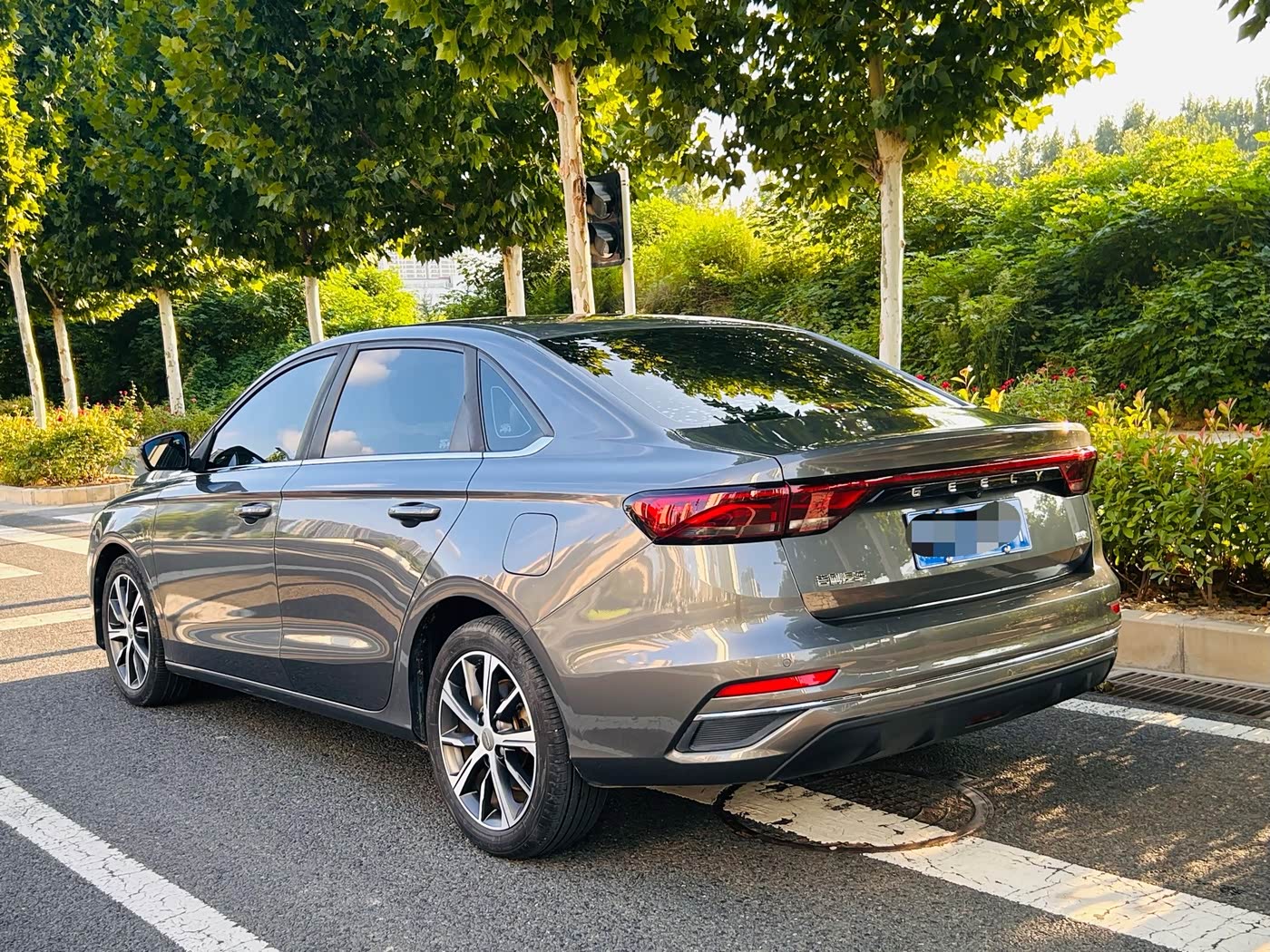 Geely Emgrand 1.5 л 2022 г. Серебристо-серый, пробег 42000 км
