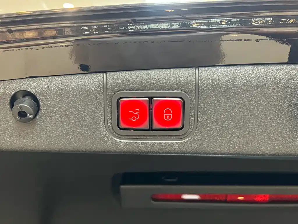 Mercedes-Benz E-Class — миниатюра 8