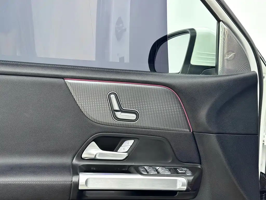 Mercedes-Benz GLB — миниатюра 8