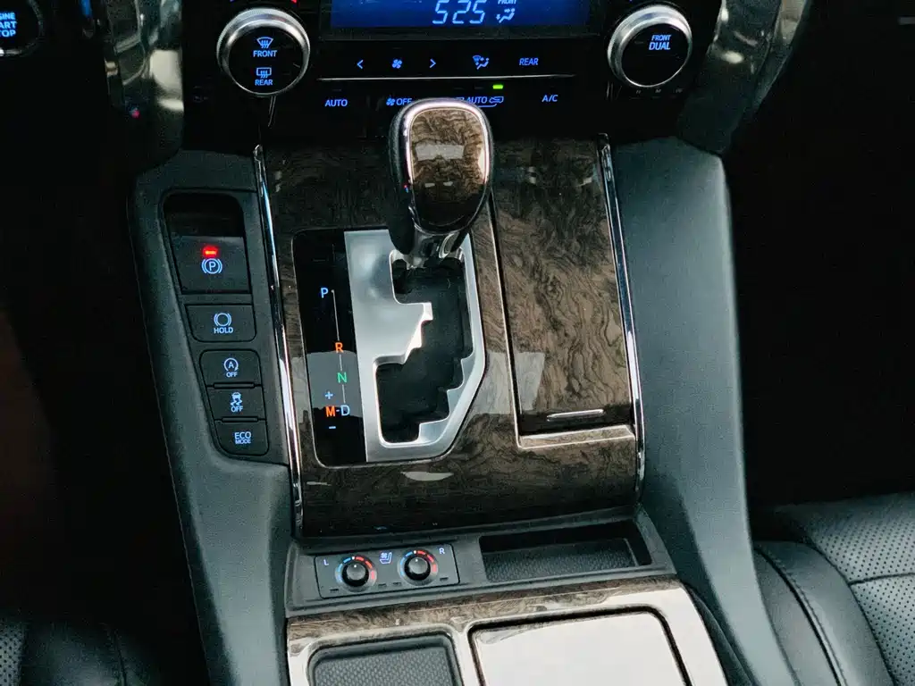 Toyota Alphard — миниатюра 7