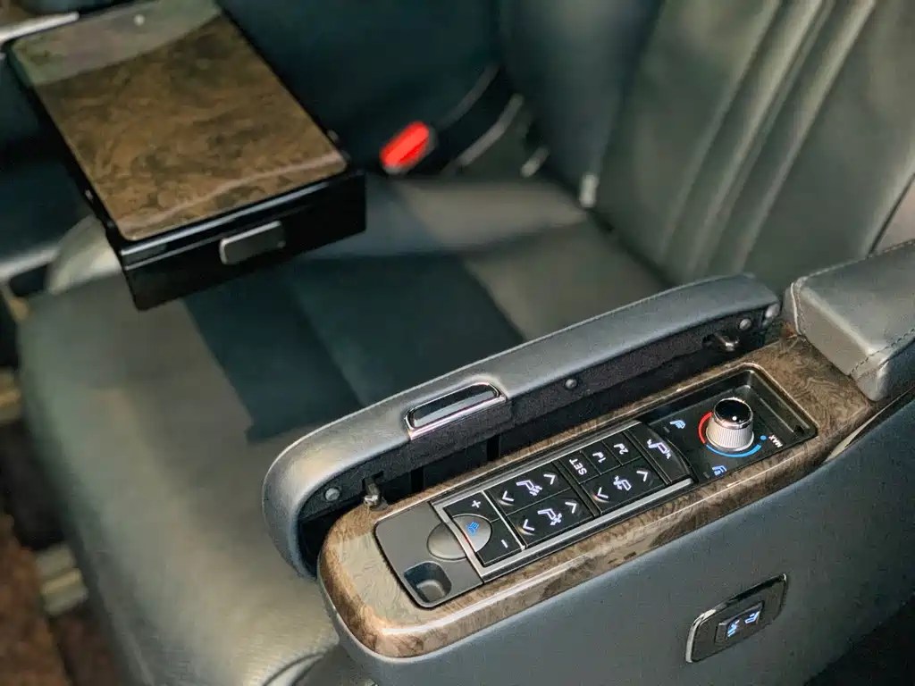 Toyota Alphard — миниатюра 9