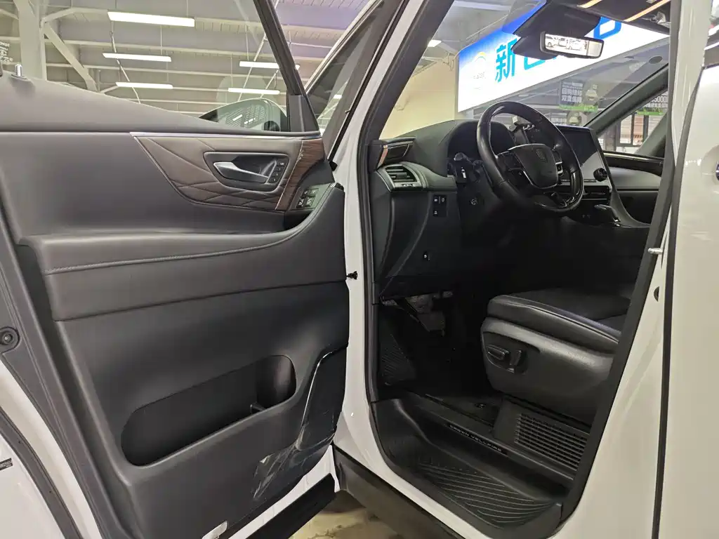 Toyota Vellfire — миниатюра 4