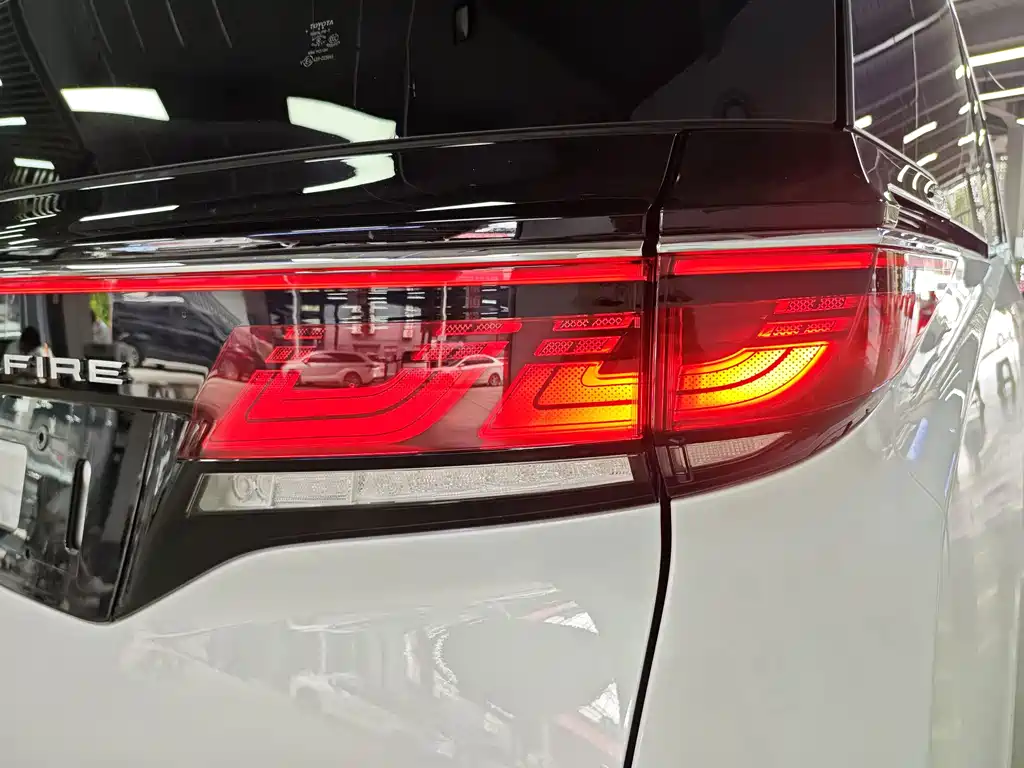 Toyota Vellfire — миниатюра 16