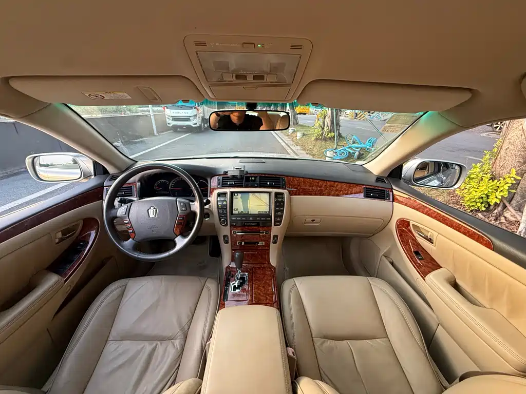 Toyota Crown — миниатюра 8
