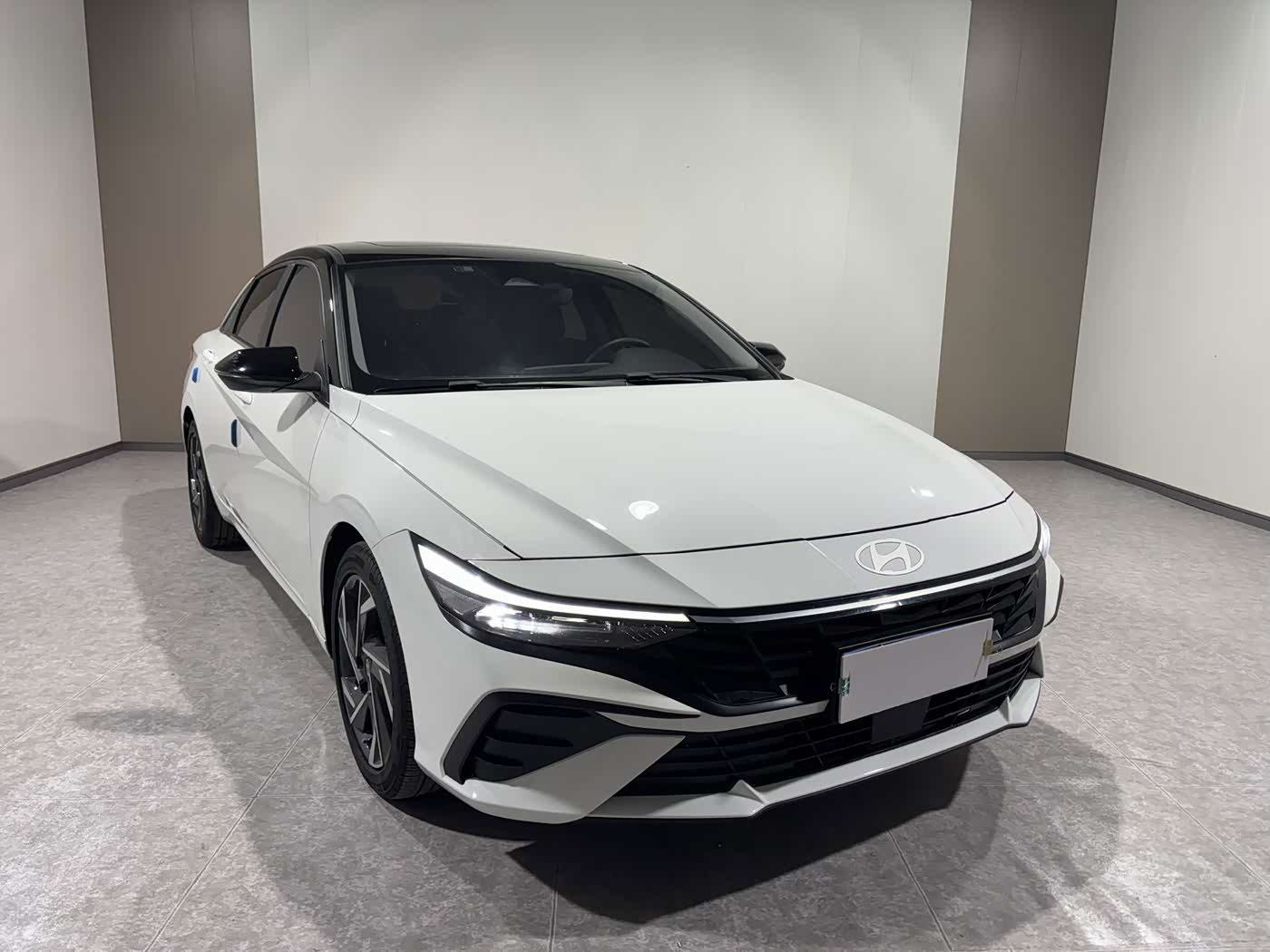 Hyundai Elantra 1.5 л 2023 г. Белый, пробег 26000 км