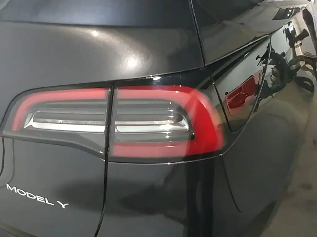 Tesla Model Y — миниатюра 8