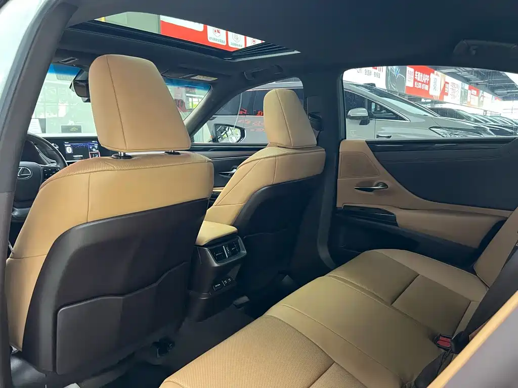 Lexus ES — миниатюра 11