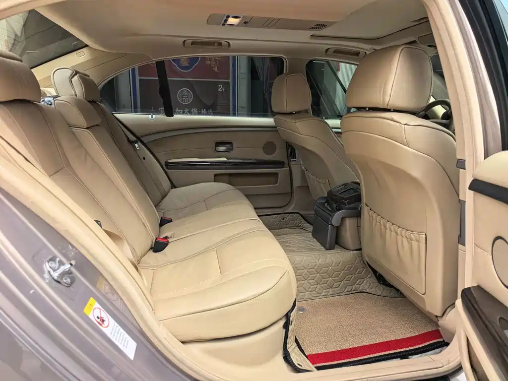BMW 7 Series — миниатюра 12