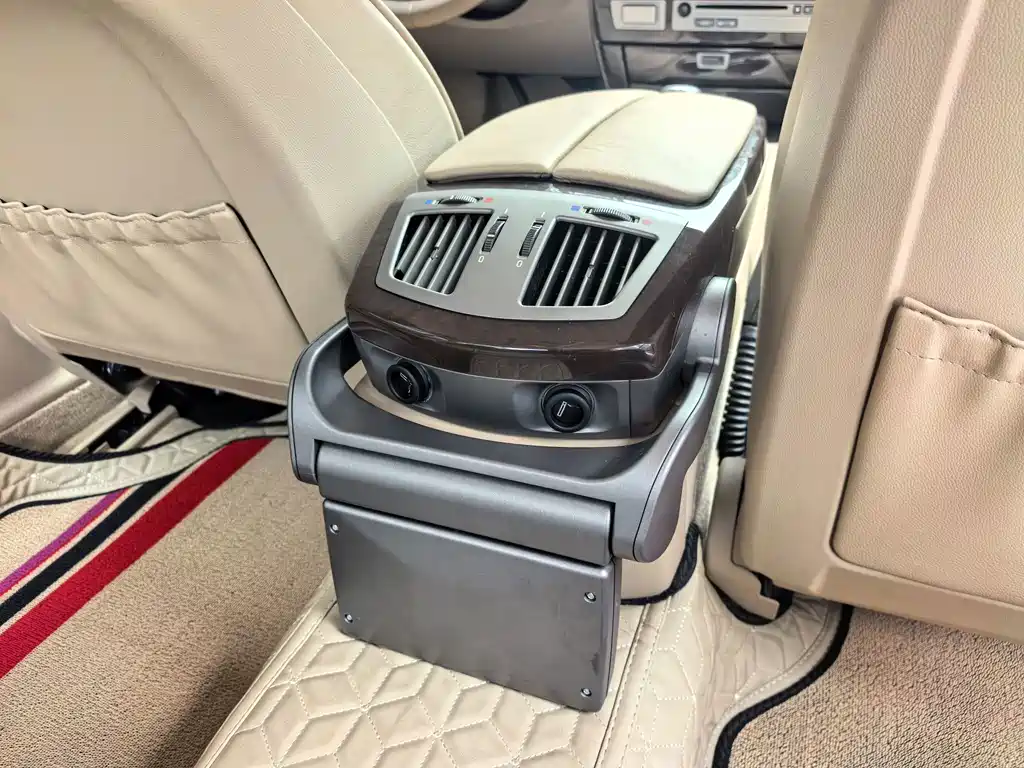 BMW 7 Series — миниатюра 18