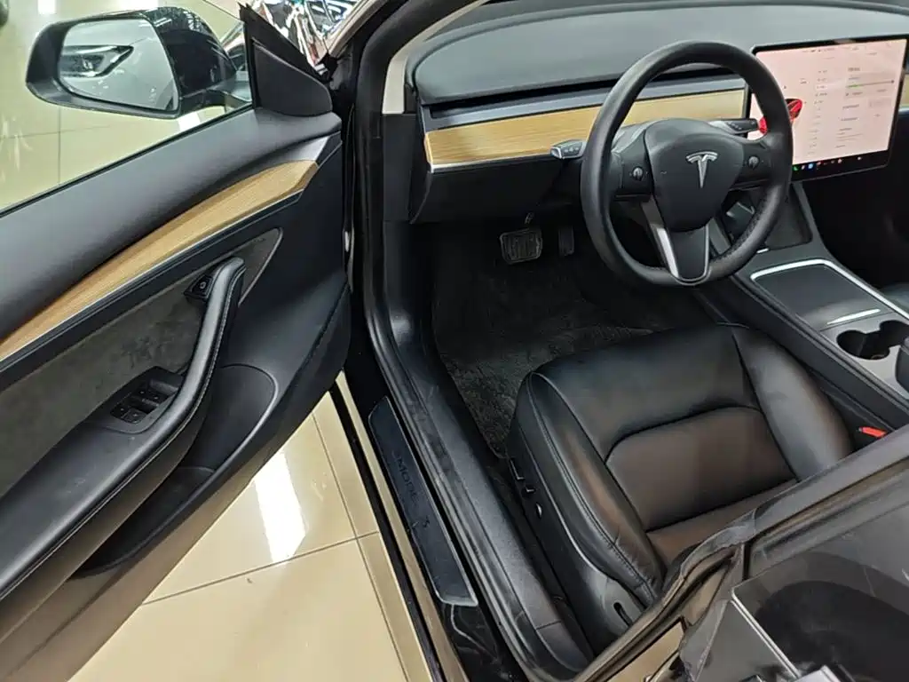 Tesla Model 3 — миниатюра 16