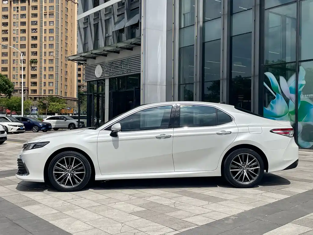 Toyota Camry — миниатюра 3