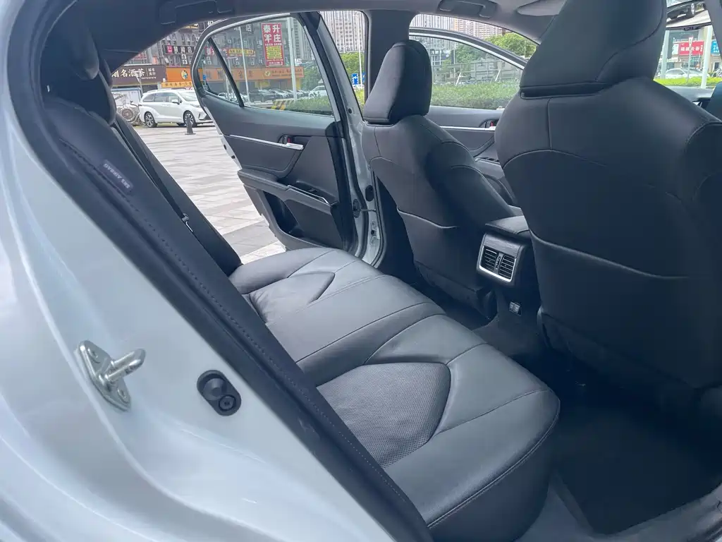 Toyota Camry — миниатюра 12