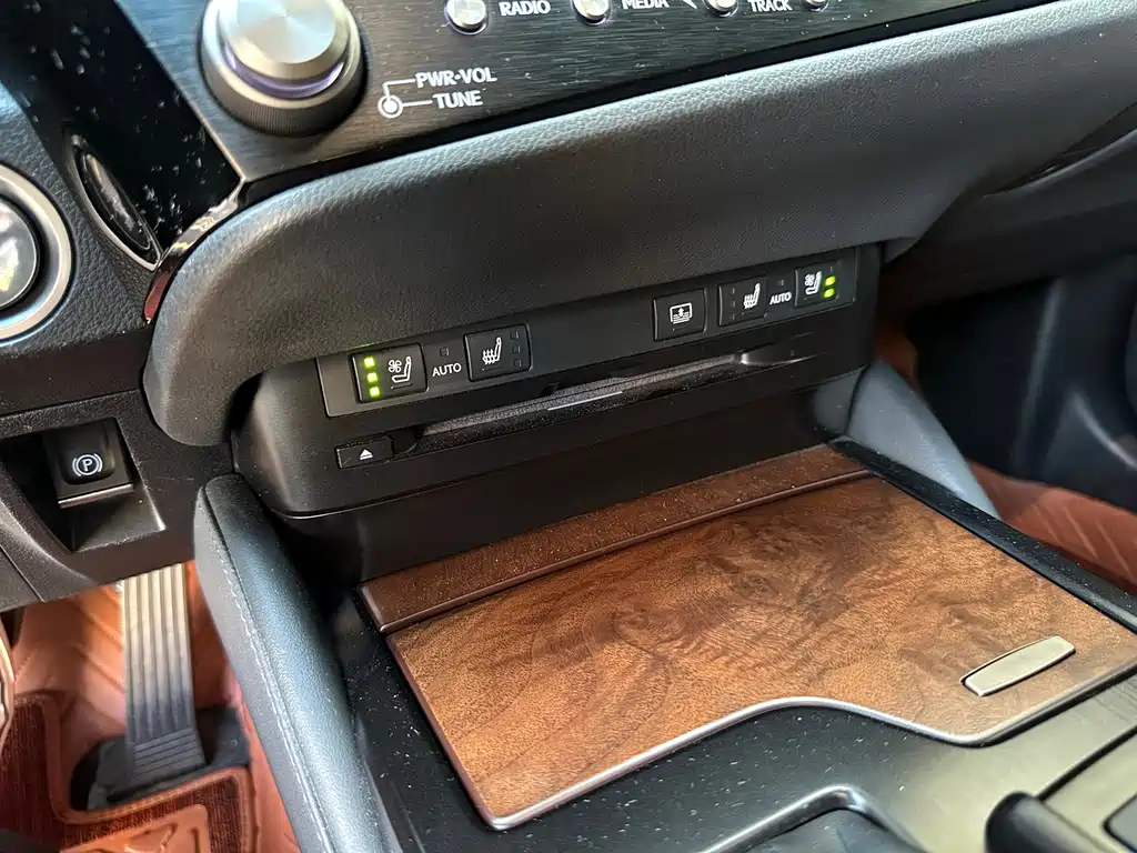 Lexus ES — миниатюра 12