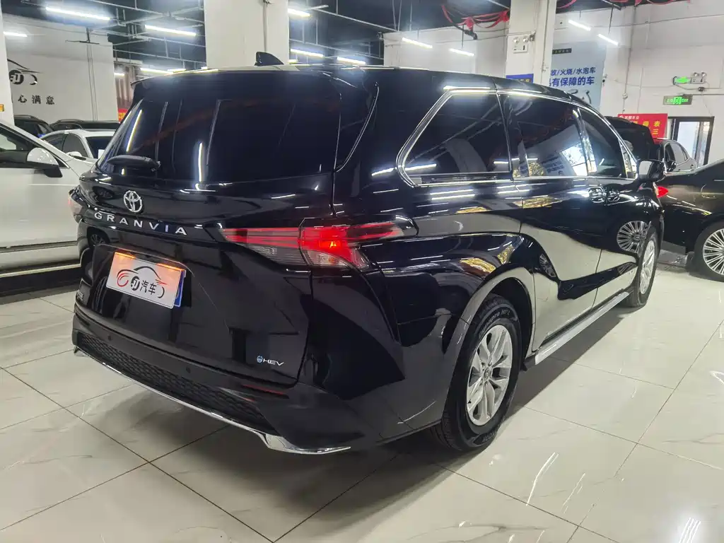 Toyota Granvia — миниатюра 5