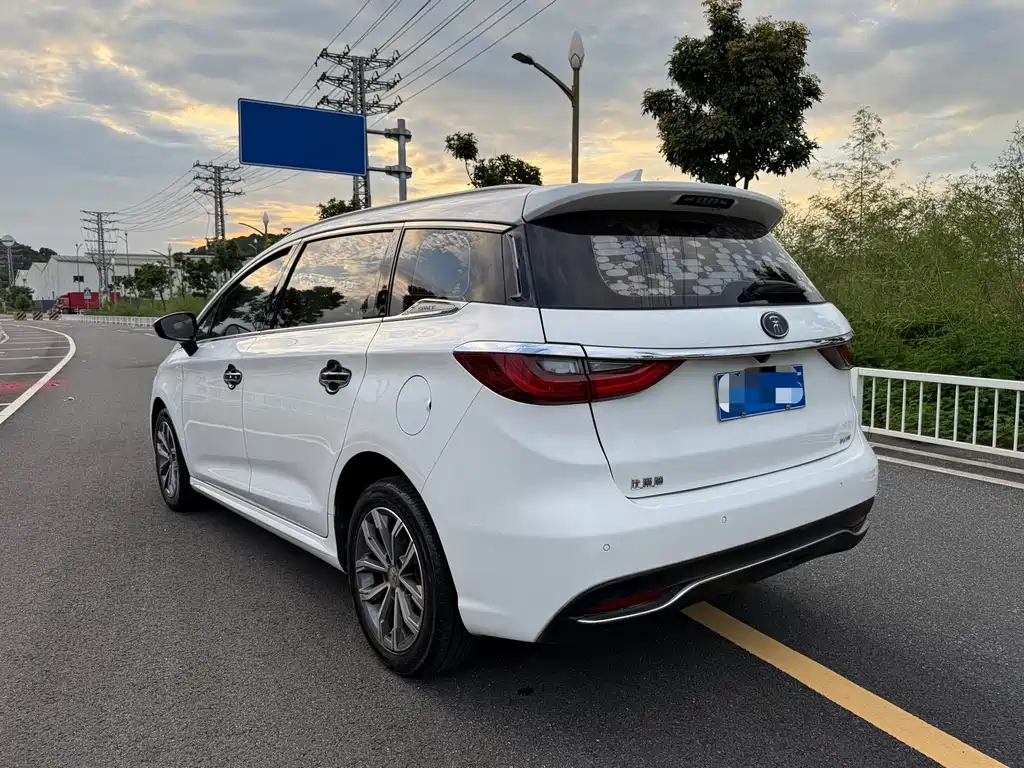 BYD MAX — миниатюра 4