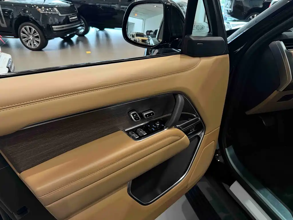 Land Rover Range Rover 2023 3.0 L6 400PS мест Long Wheelbase