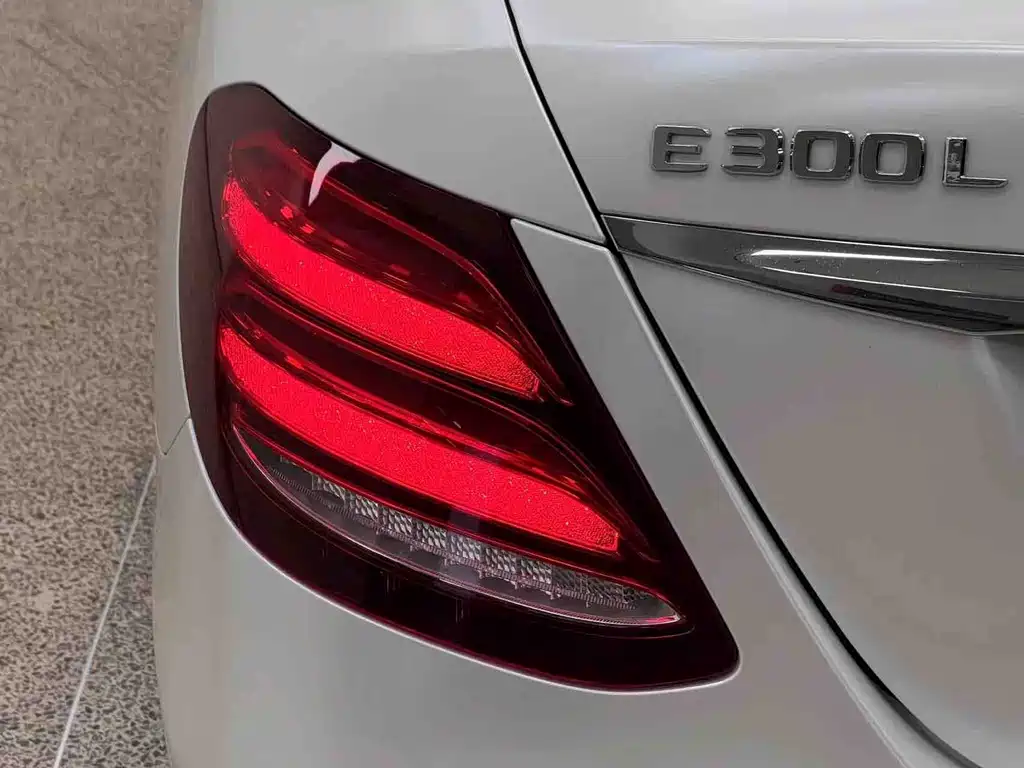 Mercedes-Benz E-Class (Import) — миниатюра 6
