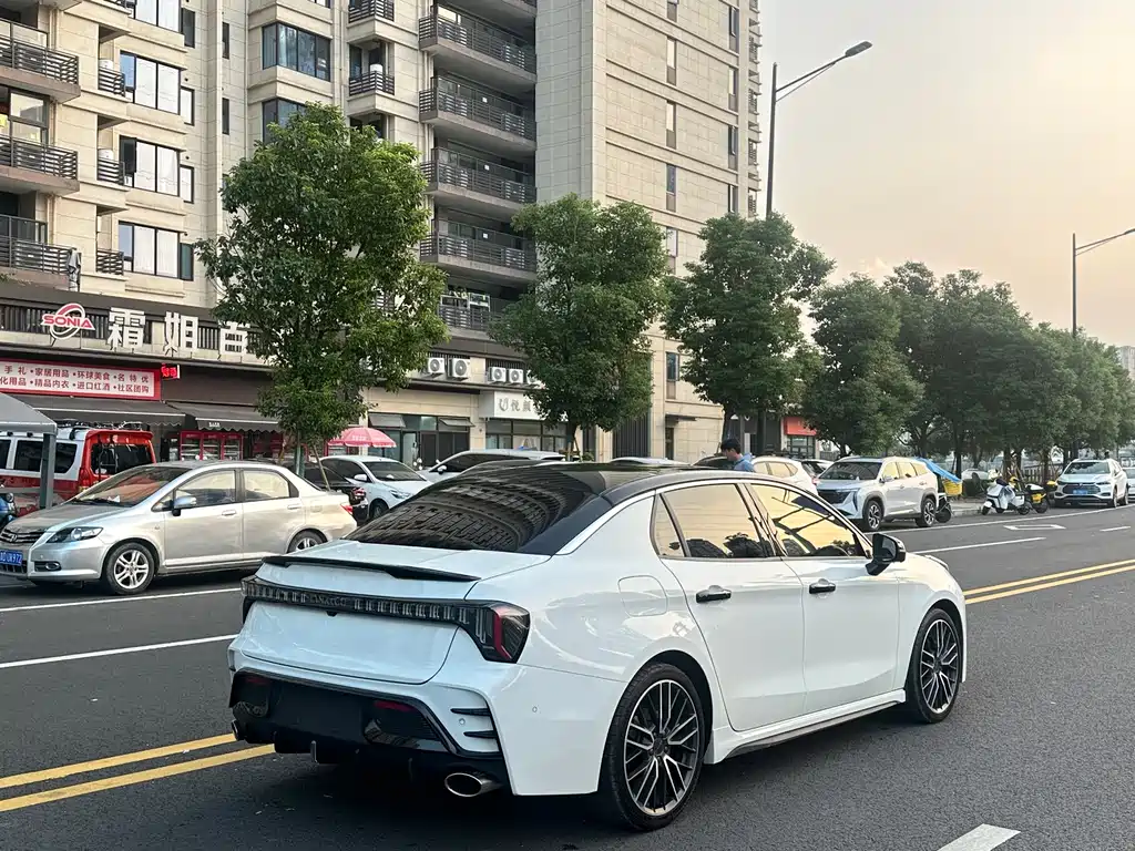Lynk & Co 03 — миниатюра 18