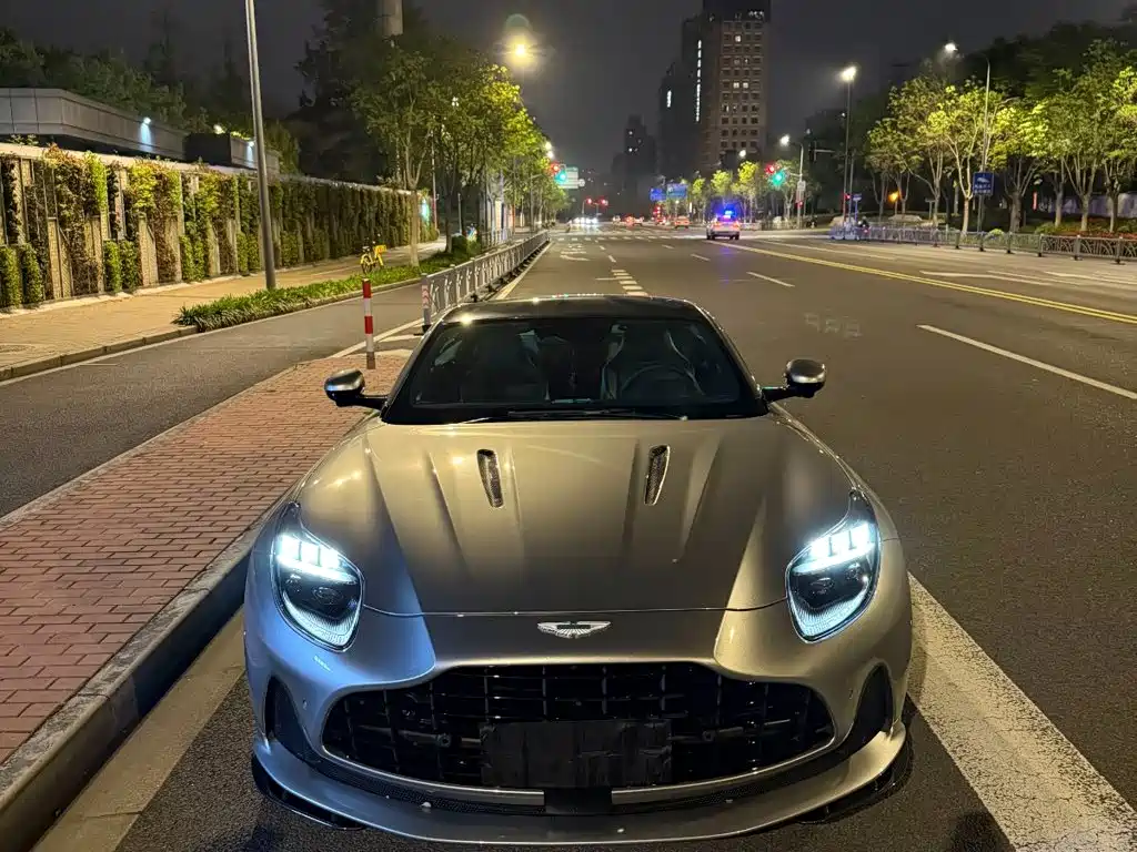 Aston Martin DB12 — миниатюра 2