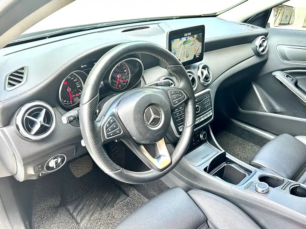 Mercedes-Benz GLA — миниатюра 11