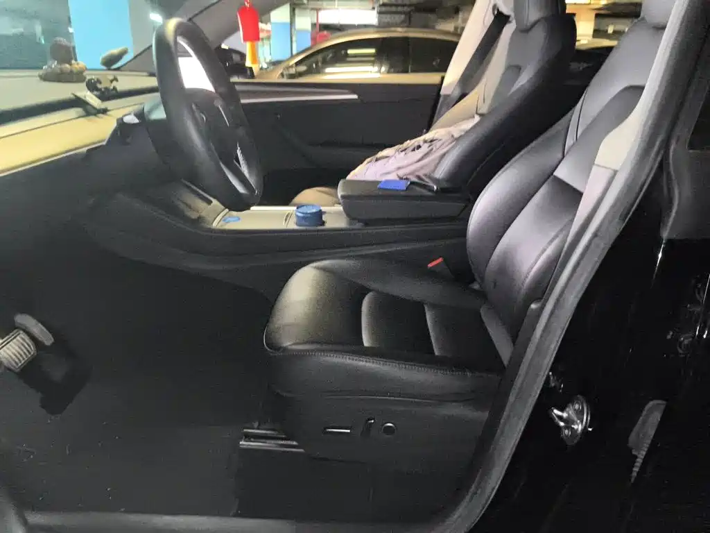 Tesla Model Y — миниатюра 8