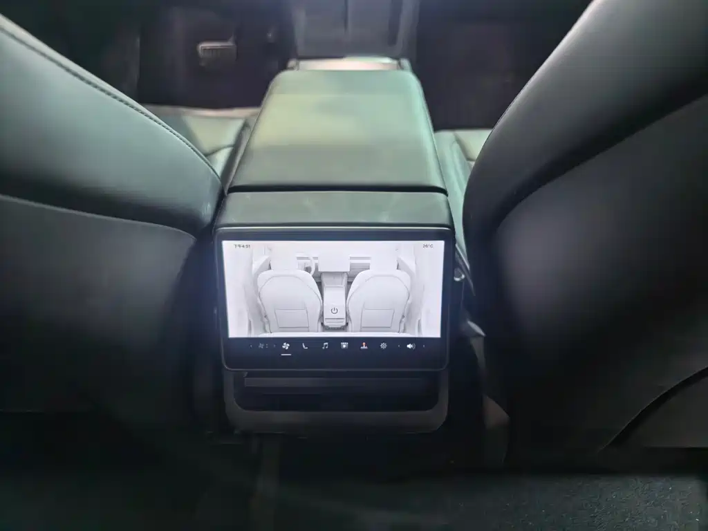Tesla Model 3 — миниатюра 7
