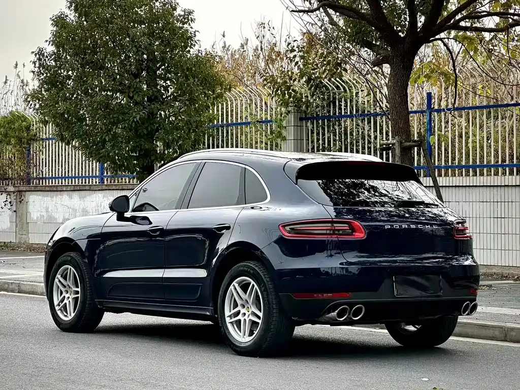 PORSCHE MACAN