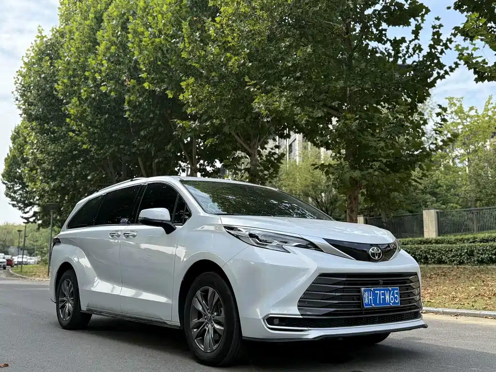Toyota Sienna — миниатюра 3