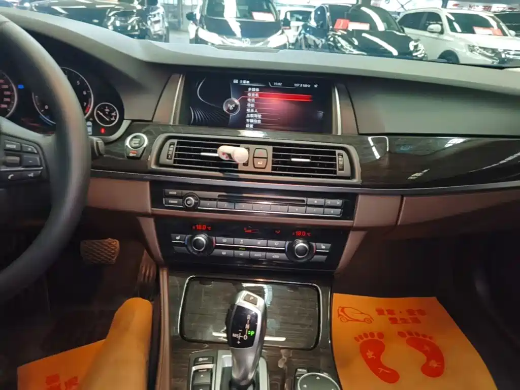 BMW 5 Series — миниатюра 13