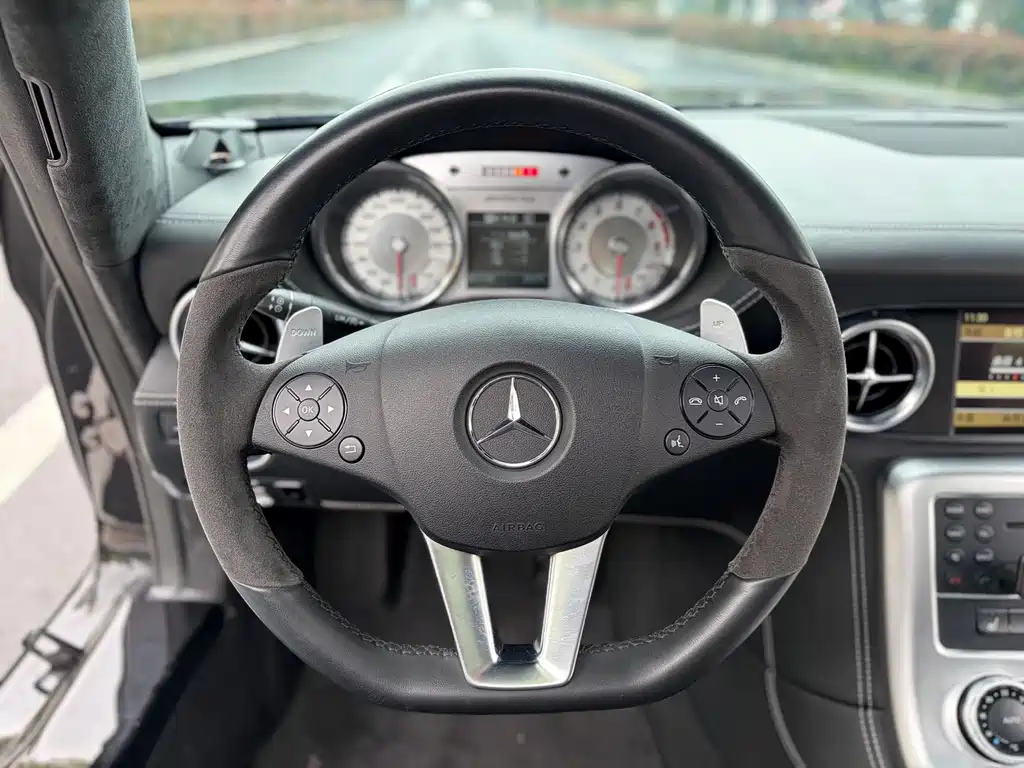 Mercedes-Benz SLS AMG — миниатюра 6