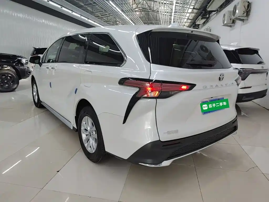 Toyota Granvia — миниатюра 5
